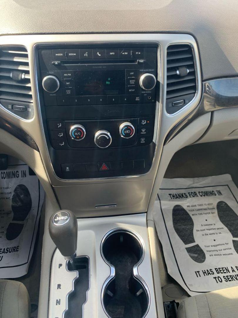 2011 WHITE JEEP GRAND CHEROKEE LAREDO (1J4RR4GG4BC) with an 3.6L engine, Automatic transmission, located at 2514 Williamson Rd NE, Roanoke, VA, 24012, (540) 265-7770, 37.294636, -79.936249 - Photo#5