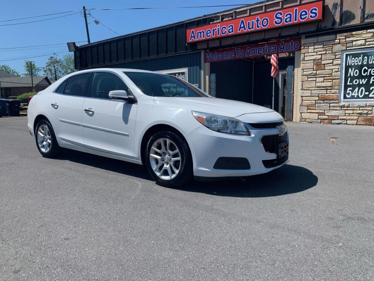 2014 WHITE CHEVROLET MALIBU 1LT (1G11C5SLXEF) with an 2.5L engine, Automatic transmission, located at 2514 Williamson Rd NE, Roanoke, VA, 24012, (540) 265-7770, 37.294636, -79.936249 - Photo#0