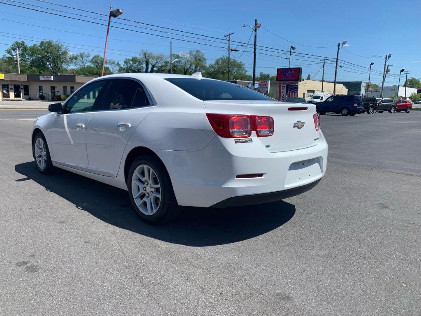 2014 WHITE CHEVROLET MALIBU 1LT (1G11C5SLXEF) with an 2.5L engine, Automatic transmission, located at 2514 Williamson Rd NE, Roanoke, VA, 24012, (540) 265-7770, 37.294636, -79.936249 - Photo#1