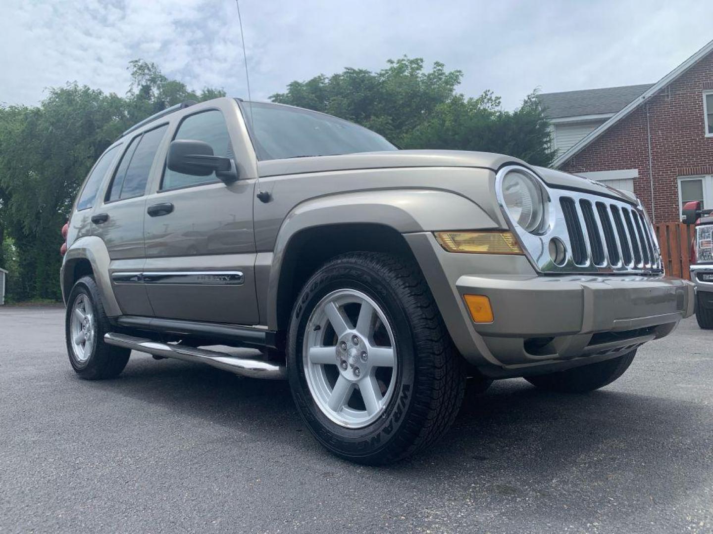 2005 GOLD JEEP LIBERTY LIMITED (1J4GL58K05W) with an 3.7L engine, Automatic transmission, located at 2514 Williamson Rd NE, Roanoke, VA, 24012, (540) 265-7770, 37.294636, -79.936249 - Photo#0