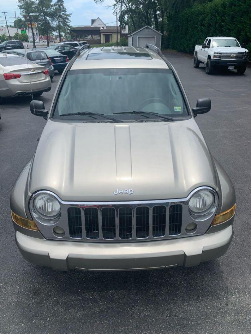 2005 GOLD JEEP LIBERTY LIMITED (1J4GL58K05W) with an 3.7L engine, Automatic transmission, located at 2514 Williamson Rd NE, Roanoke, VA, 24012, (540) 265-7770, 37.294636, -79.936249 - Photo#9