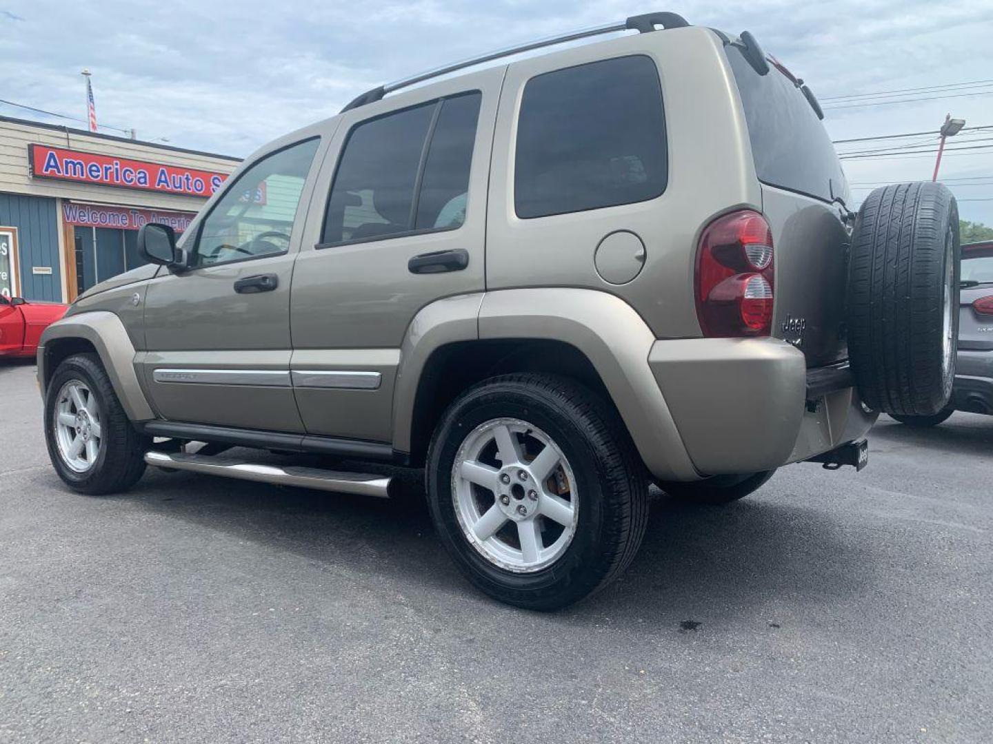 2005 GOLD JEEP LIBERTY LIMITED (1J4GL58K05W) with an 3.7L engine, Automatic transmission, located at 2514 Williamson Rd NE, Roanoke, VA, 24012, (540) 265-7770, 37.294636, -79.936249 - Photo#1