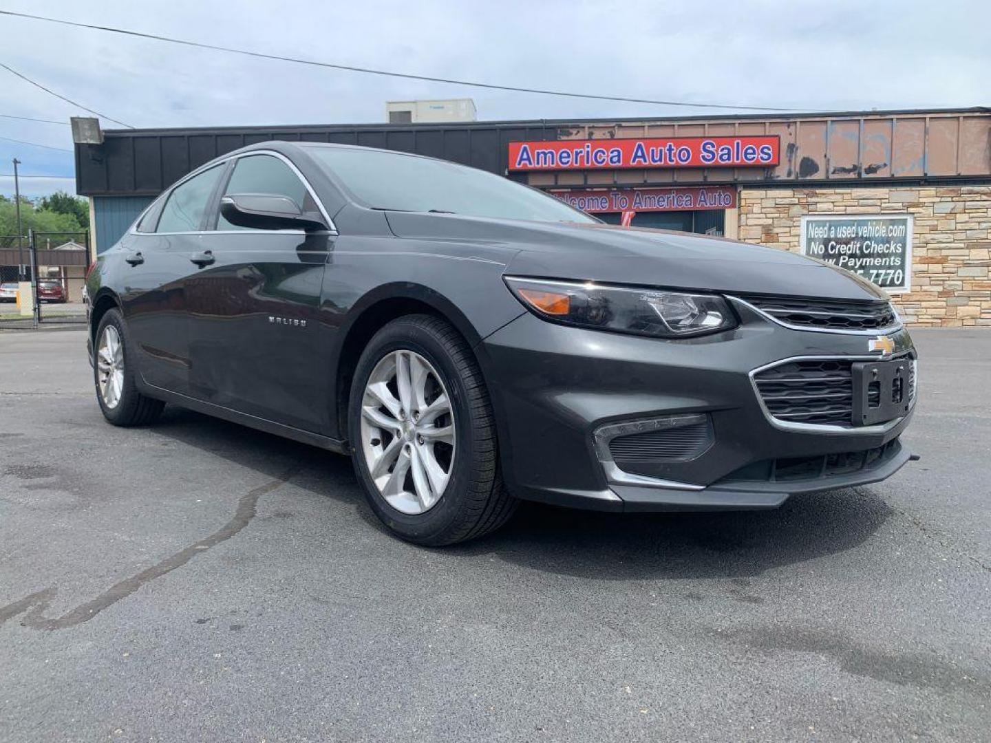 2018 GRAY CHEVROLET MALIBU LT (1G1ZD5ST0JF) with an 1.5L engine, Automatic transmission, located at 2514 Williamson Rd NE, Roanoke, VA, 24012, (540) 265-7770, 37.294636, -79.936249 - Photo#0