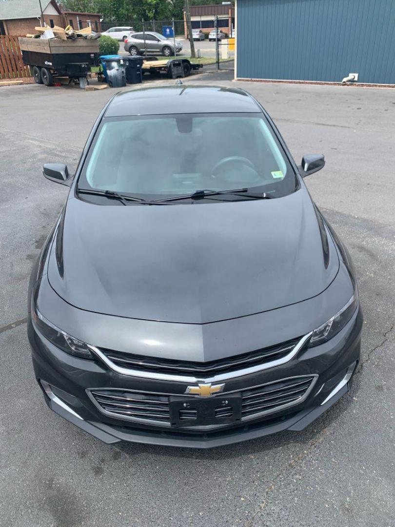 2018 GRAY CHEVROLET MALIBU LT (1G1ZD5ST0JF) with an 1.5L engine, Automatic transmission, located at 2514 Williamson Rd NE, Roanoke, VA, 24012, (540) 265-7770, 37.294636, -79.936249 - Photo#9