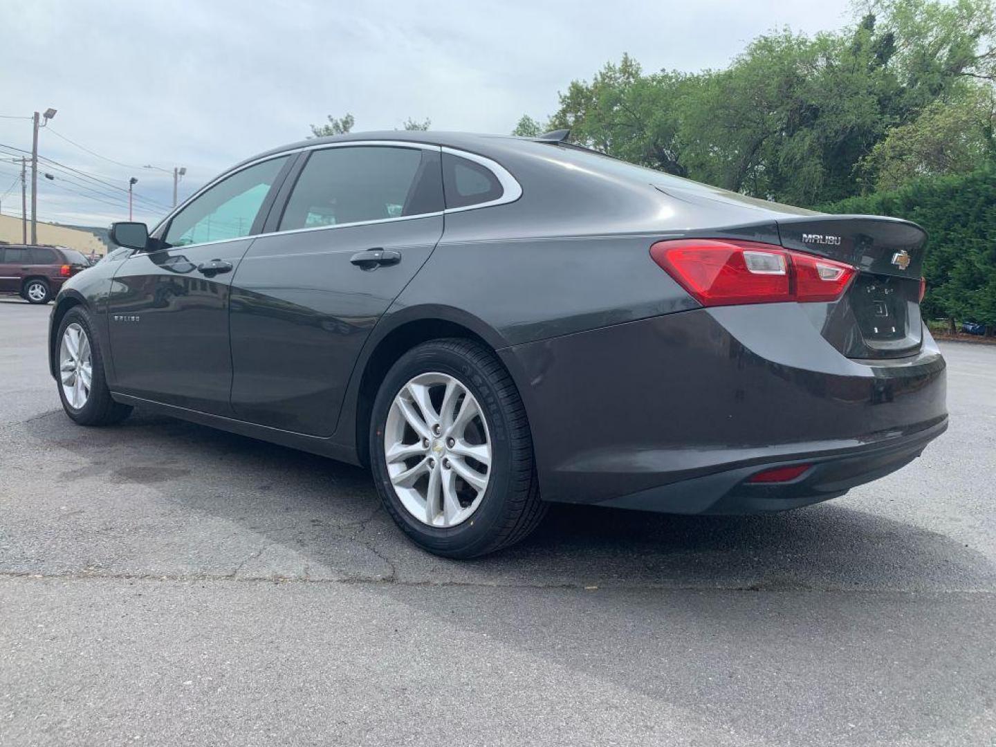 2018 GRAY CHEVROLET MALIBU LT (1G1ZD5ST0JF) with an 1.5L engine, Automatic transmission, located at 2514 Williamson Rd NE, Roanoke, VA, 24012, (540) 265-7770, 37.294636, -79.936249 - Photo#1