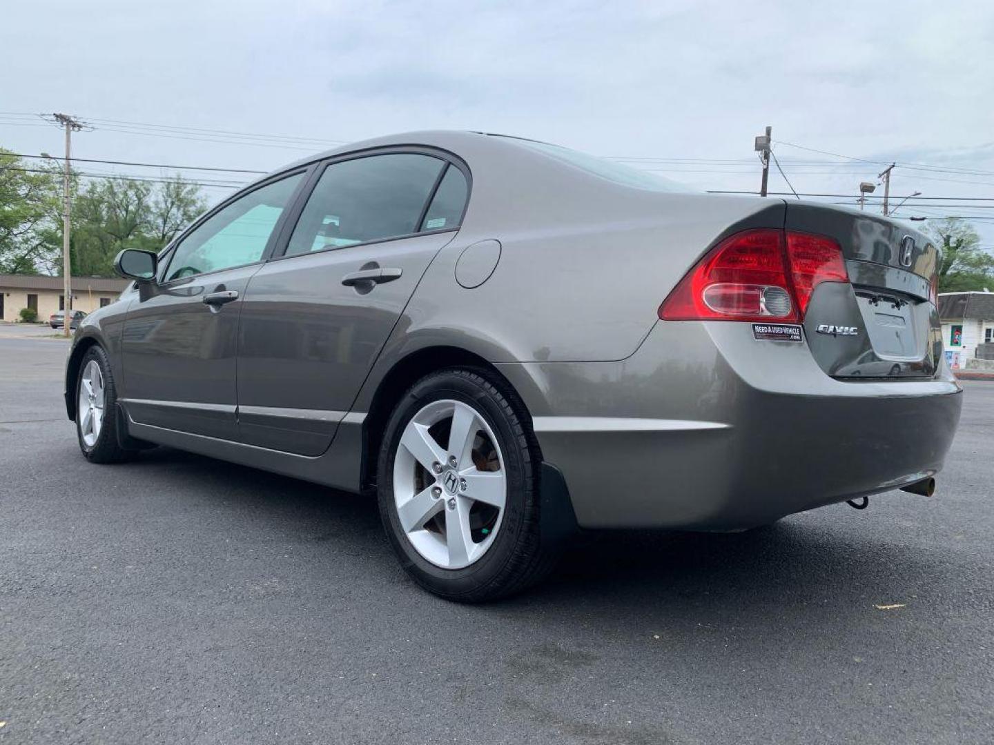 2007 GRAY HONDA CIVIC EX (1HGFA16857L) with an 1.8L engine, Automatic transmission, located at 2514 Williamson Rd NE, Roanoke, VA, 24012, (540) 265-7770, 37.294636, -79.936249 - Photo#1