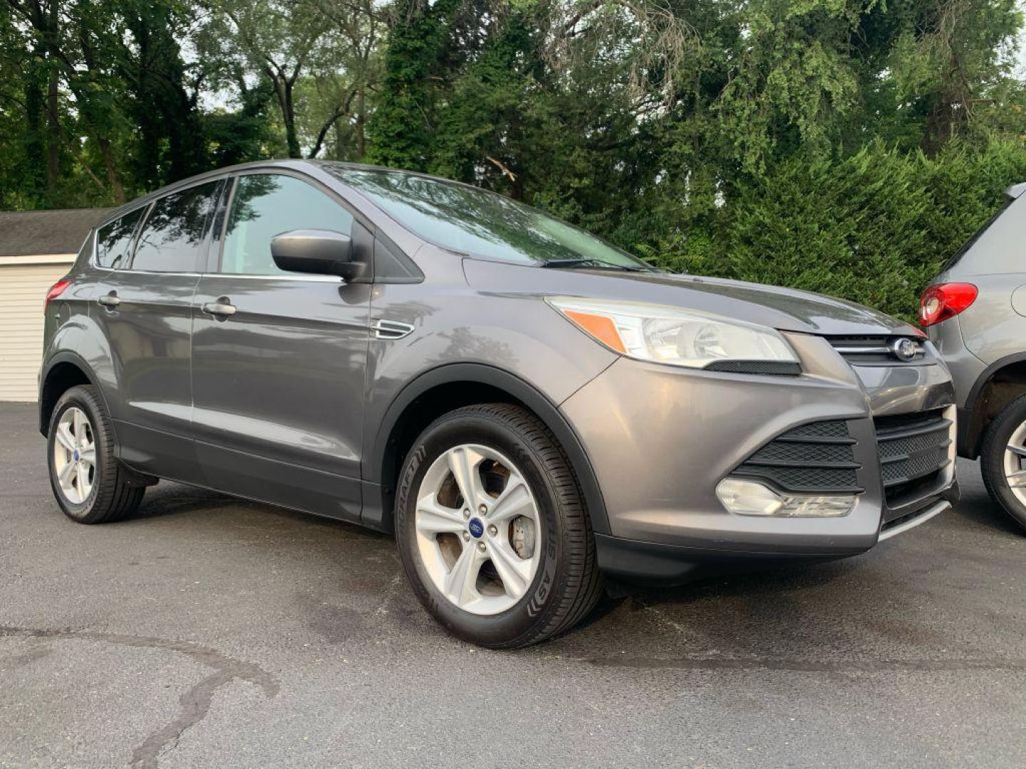 2013 GRAY FORD ESCAPE SE (1FMCU0GX8DU) with an 1.6L engine, Automatic transmission, located at 2514 Williamson Rd NE, Roanoke, VA, 24012, (540) 265-7770, 37.294636, -79.936249 - Photo#0