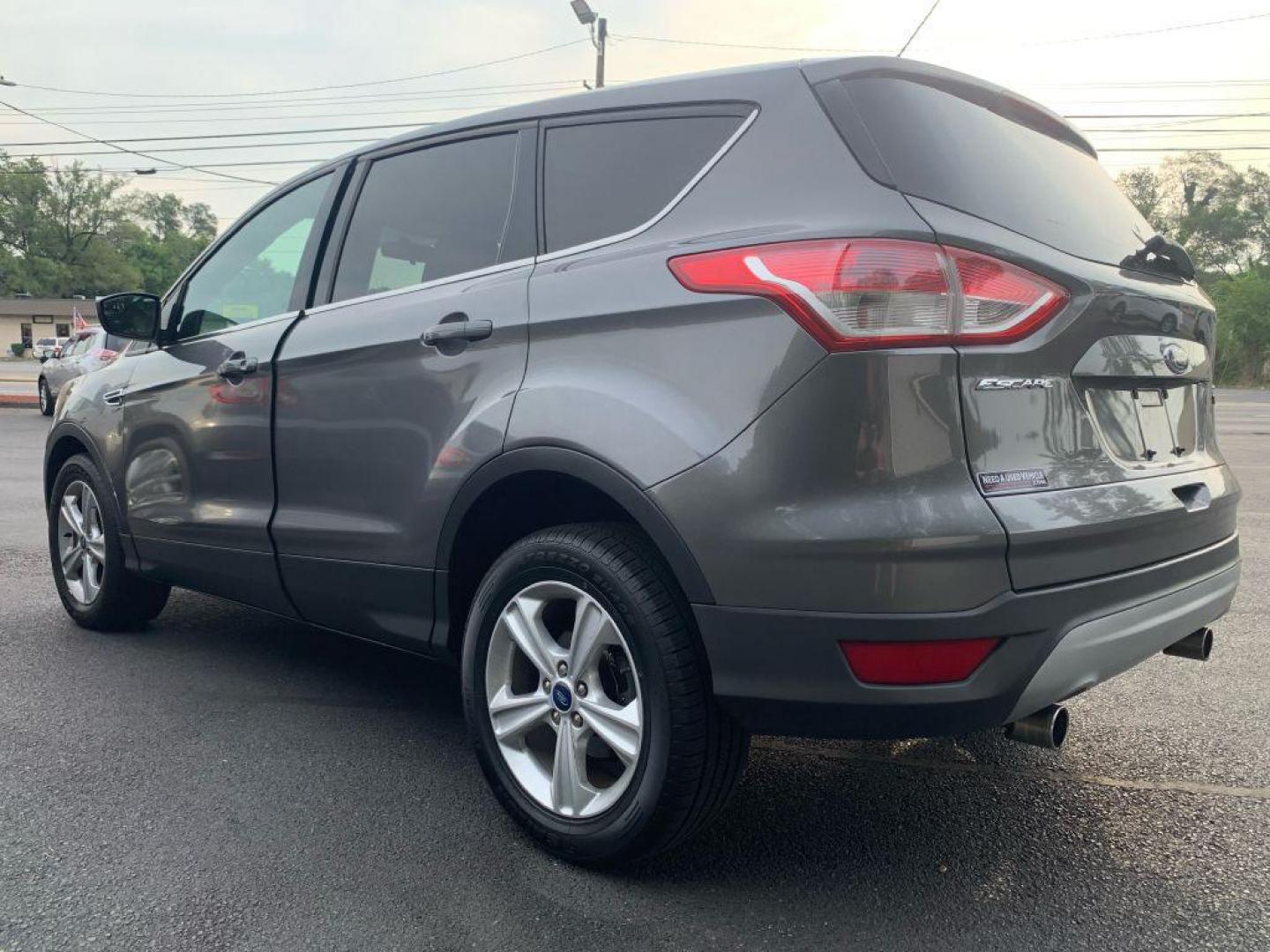 2013 GRAY FORD ESCAPE SE (1FMCU0GX8DU) with an 1.6L engine, Automatic transmission, located at 2514 Williamson Rd NE, Roanoke, VA, 24012, (540) 265-7770, 37.294636, -79.936249 - Photo#1