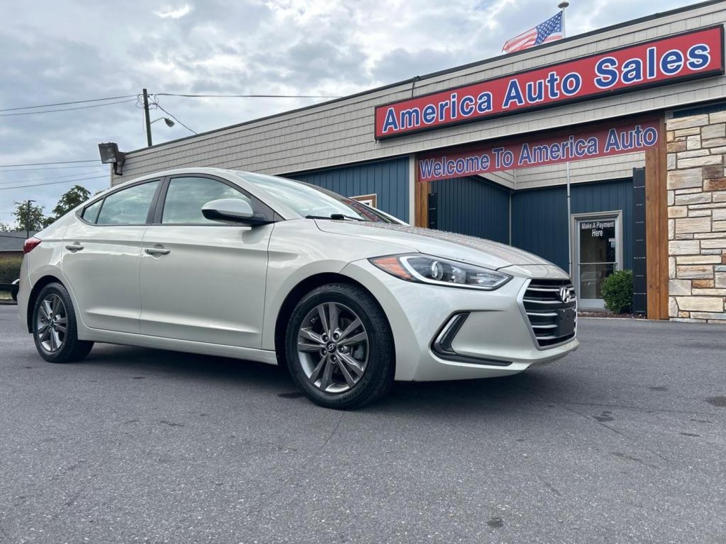 2017 GOLD HYUNDAI ELANTRA SE (5NPD84LF8HH) with an 2.0L engine, Automatic transmission, located at 2514 Williamson Rd NE, Roanoke, VA, 24012, (540) 265-7770, 37.294636, -79.936249 - Photo#0