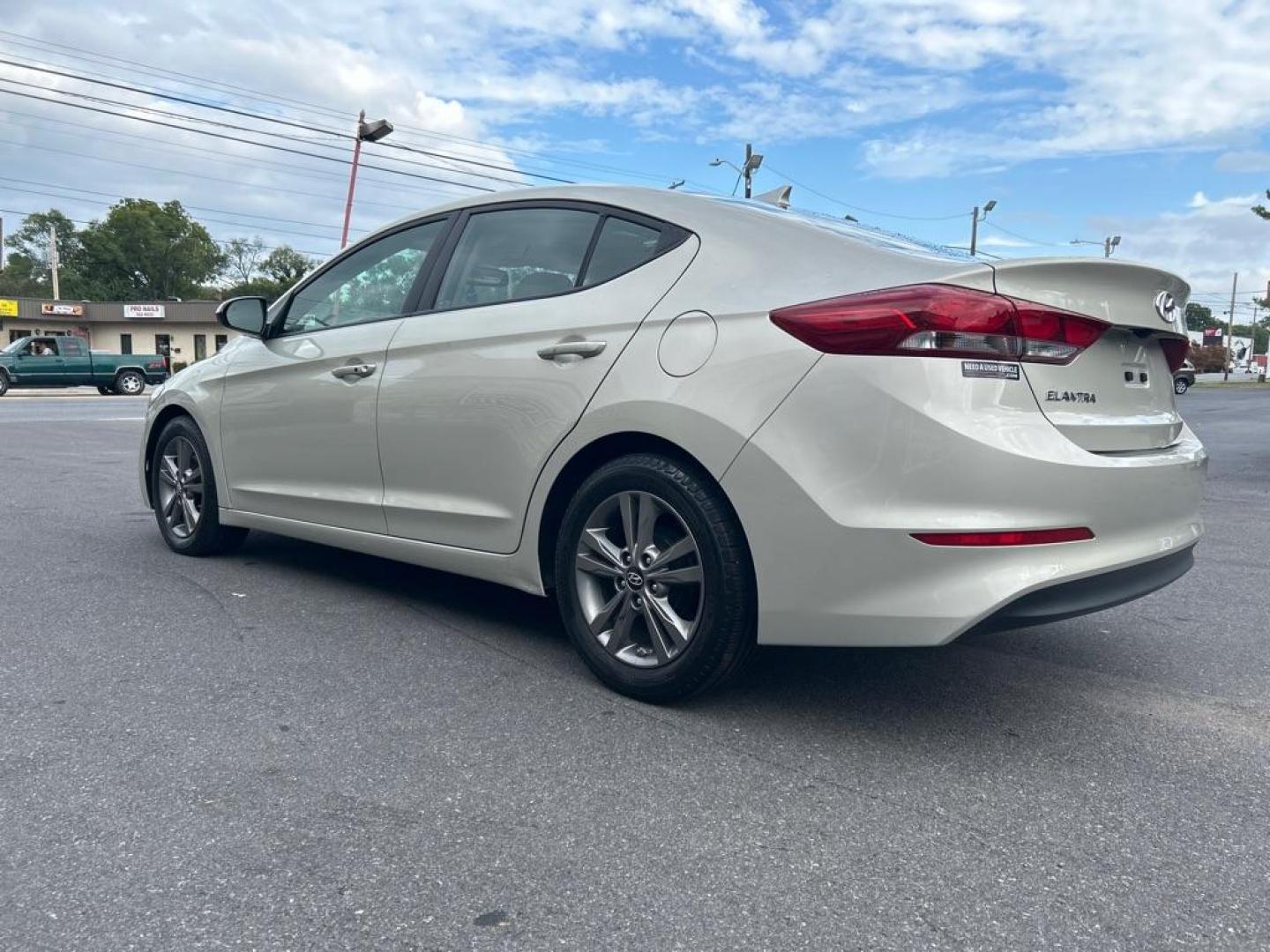 2017 GOLD HYUNDAI ELANTRA SE (5NPD84LF8HH) with an 2.0L engine, Automatic transmission, located at 2514 Williamson Rd NE, Roanoke, VA, 24012, (540) 265-7770, 37.294636, -79.936249 - Photo#2