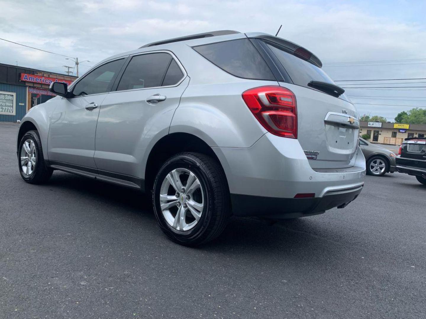 2017 SILVER CHEVROLET EQUINOX LT (2GNALCEK0H6) with an 2.4L engine, Automatic transmission, located at 2514 Williamson Rd NE, Roanoke, VA, 24012, (540) 265-7770, 37.294636, -79.936249 - Photo#1