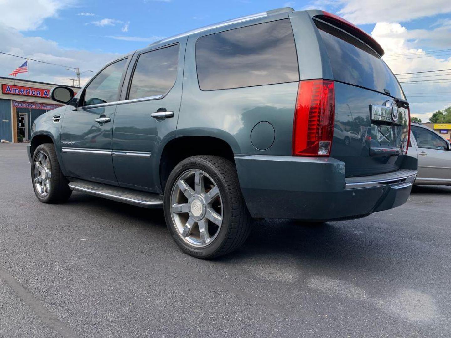 2008 SILVER CADILLAC ESCALADE LUXURY (1GYFK63878R) with an 6.2L engine, Automatic transmission, located at 2514 Williamson Rd NE, Roanoke, VA, 24012, (540) 265-7770, 37.294636, -79.936249 - Photo#1