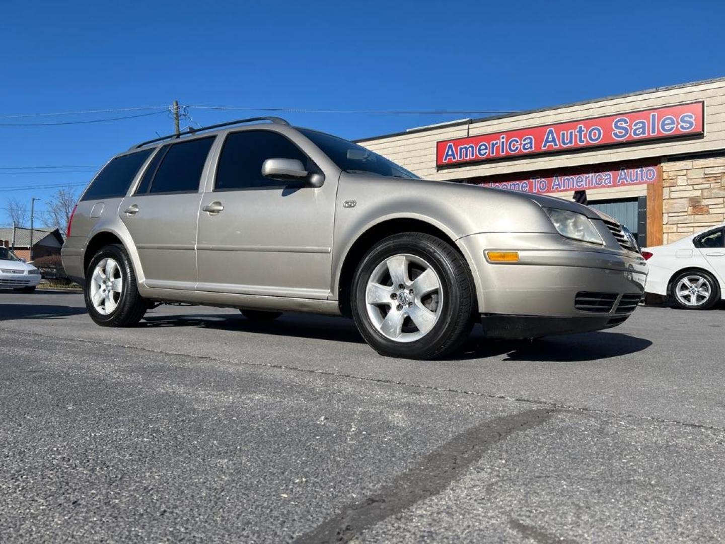 2004 GOLD VOLKSWAGEN JETTA GLS (WVWSL61J34W) with an 2.0L engine, Automatic transmission, located at 2514 Williamson Rd NE, Roanoke, VA, 24012, (540) 265-7770, 37.294636, -79.936249 - Photo#0