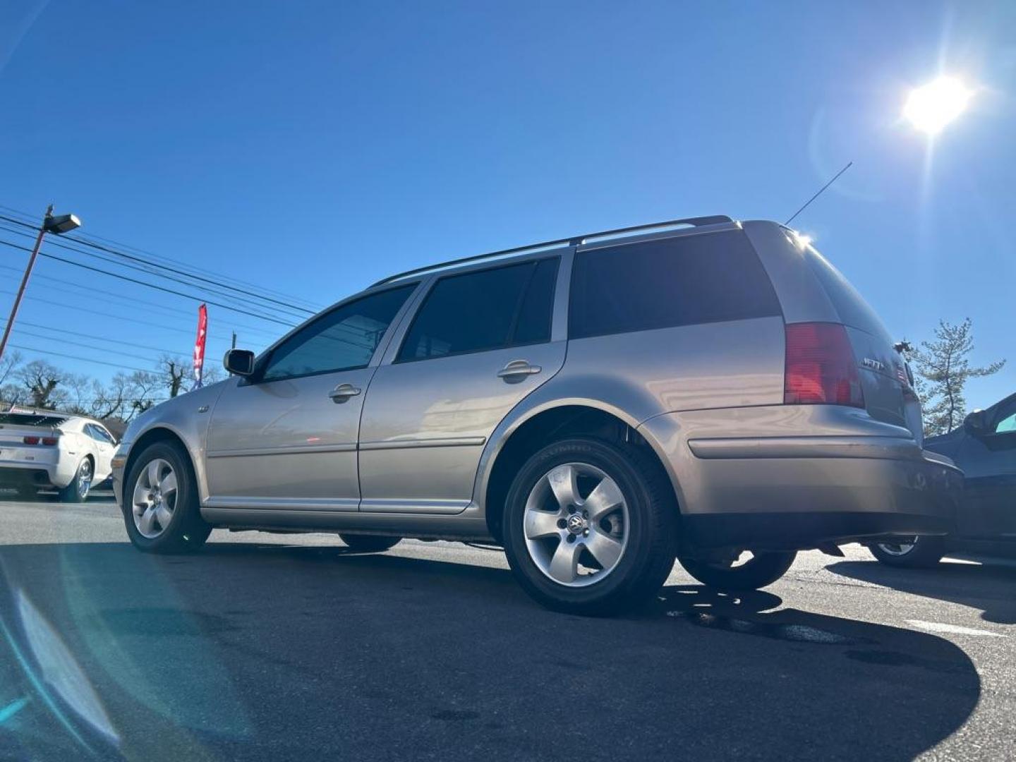 2004 GOLD VOLKSWAGEN JETTA GLS (WVWSL61J34W) with an 2.0L engine, Automatic transmission, located at 2514 Williamson Rd NE, Roanoke, VA, 24012, (540) 265-7770, 37.294636, -79.936249 - Photo#1