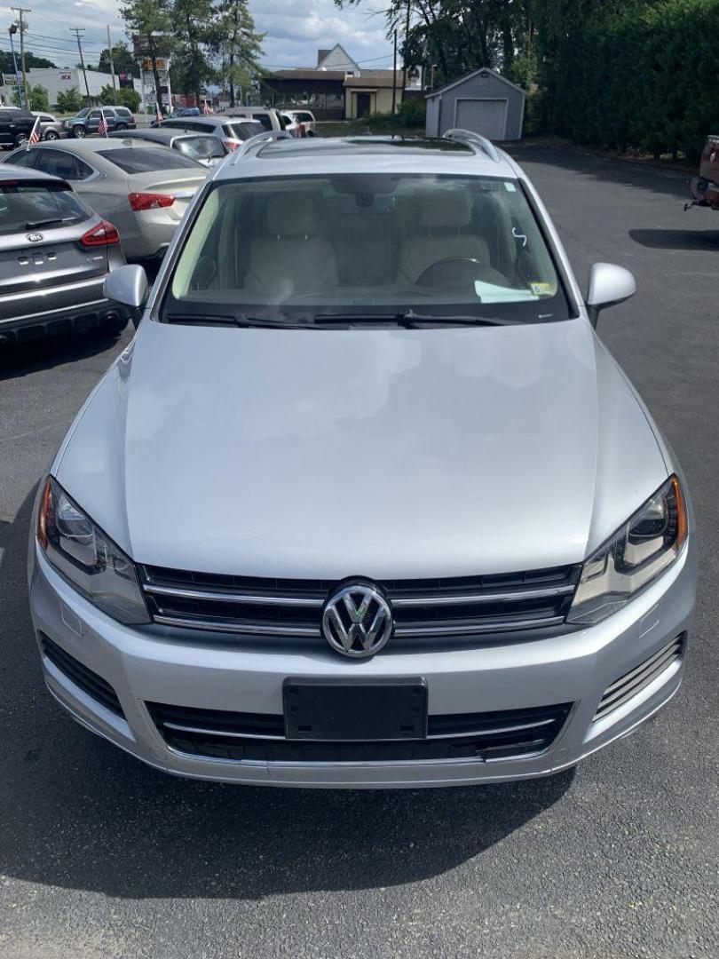 2013 SILVER VOLKSWAGEN TOUAREG V6 (WVGEF9BP6DD) with an 3.6L engine, Automatic transmission, located at 2514 Williamson Rd NE, Roanoke, VA, 24012, (540) 265-7770, 37.294636, -79.936249 - Photo#10