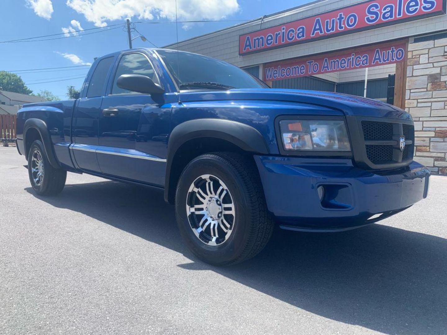 2011 BLUE DODGE DAKOTA SLT (1D7RE3BK0BS) with an 3.7L engine, Automatic transmission, located at 2514 Williamson Rd NE, Roanoke, VA, 24012, (540) 265-7770, 37.294636, -79.936249 - Photo#0