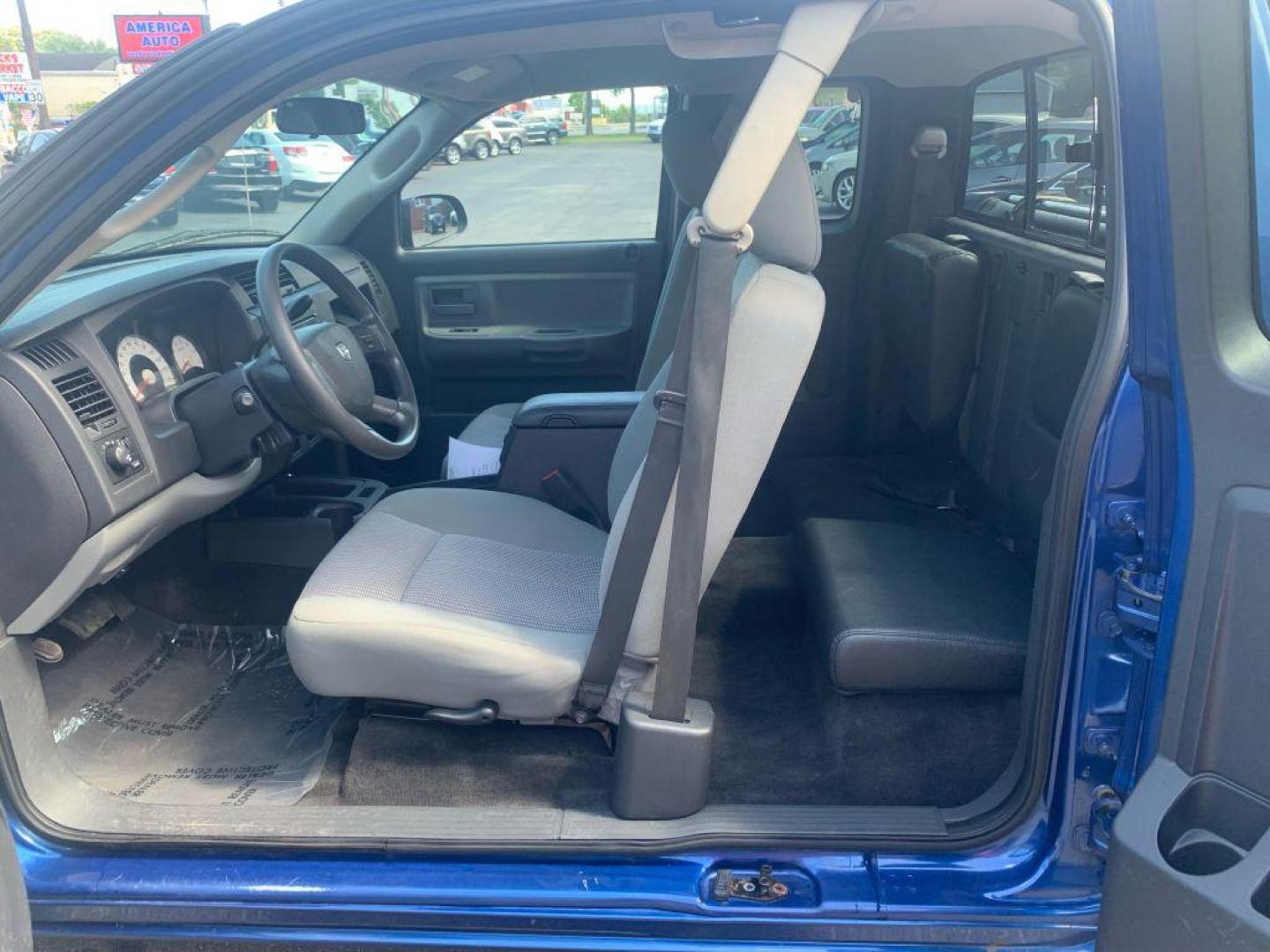 2011 BLUE DODGE DAKOTA SLT (1D7RE3BK0BS) with an 3.7L engine, Automatic transmission, located at 2514 Williamson Rd NE, Roanoke, VA, 24012, (540) 265-7770, 37.294636, -79.936249 - Photo#2