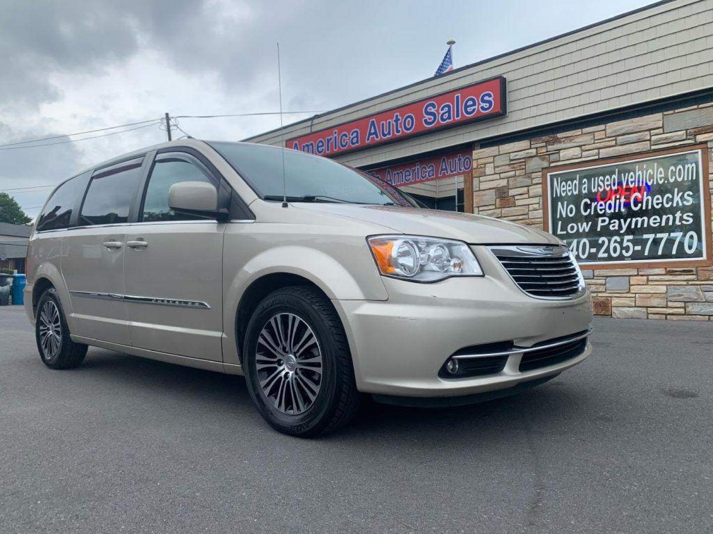 2015 GOLD CHRYSLER TOWN and COUNTRY TOURING (2C4RC1BG9FR) with an 3.6L engine, Automatic transmission, located at 2514 Williamson Rd NE, Roanoke, VA, 24012, (540) 265-7770, 37.294636, -79.936249 - Photo#0