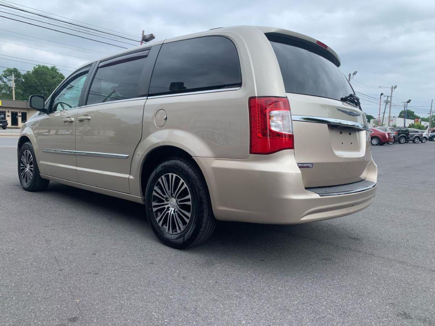 2015 GOLD CHRYSLER TOWN and COUNTRY TOURING (2C4RC1BG9FR) with an 3.6L engine, Automatic transmission, located at 2514 Williamson Rd NE, Roanoke, VA, 24012, (540) 265-7770, 37.294636, -79.936249 - Photo#1