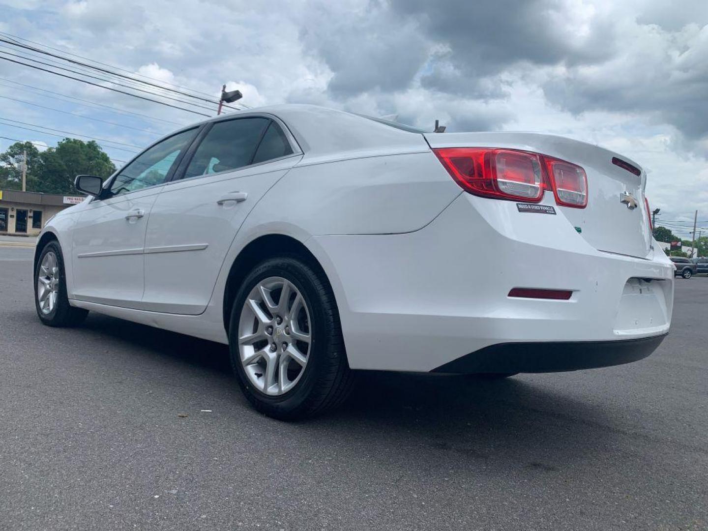 2016 WHITE CHEVROLET MALIBU LIMITED LT (1G11C5SA5GF) with an 2.5L engine, Automatic transmission, located at 2514 Williamson Rd NE, Roanoke, VA, 24012, (540) 265-7770, 37.294636, -79.936249 - NO CREDIT CHECK FINANCING WITH ONLY $2500 DOWN PAYMENT!!!! Check out our website www.needausedvehicle.com for our No Credit Check/ In House Financing options!! No Credit Check Available!!! In House Financing Available!!! All Clean Title Vehicles (no Salvaged or flooded vehicles ever on our lot)! - Photo#1