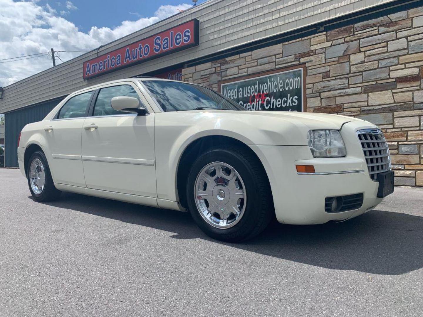 2005 WHITE CHRYSLER 300 TOURING (2C3AA53GX5H) with an 3.5L engine, Automatic transmission, located at 2514 Williamson Rd NE, Roanoke, VA, 24012, (540) 265-7770, 37.294636, -79.936249 - Photo#0