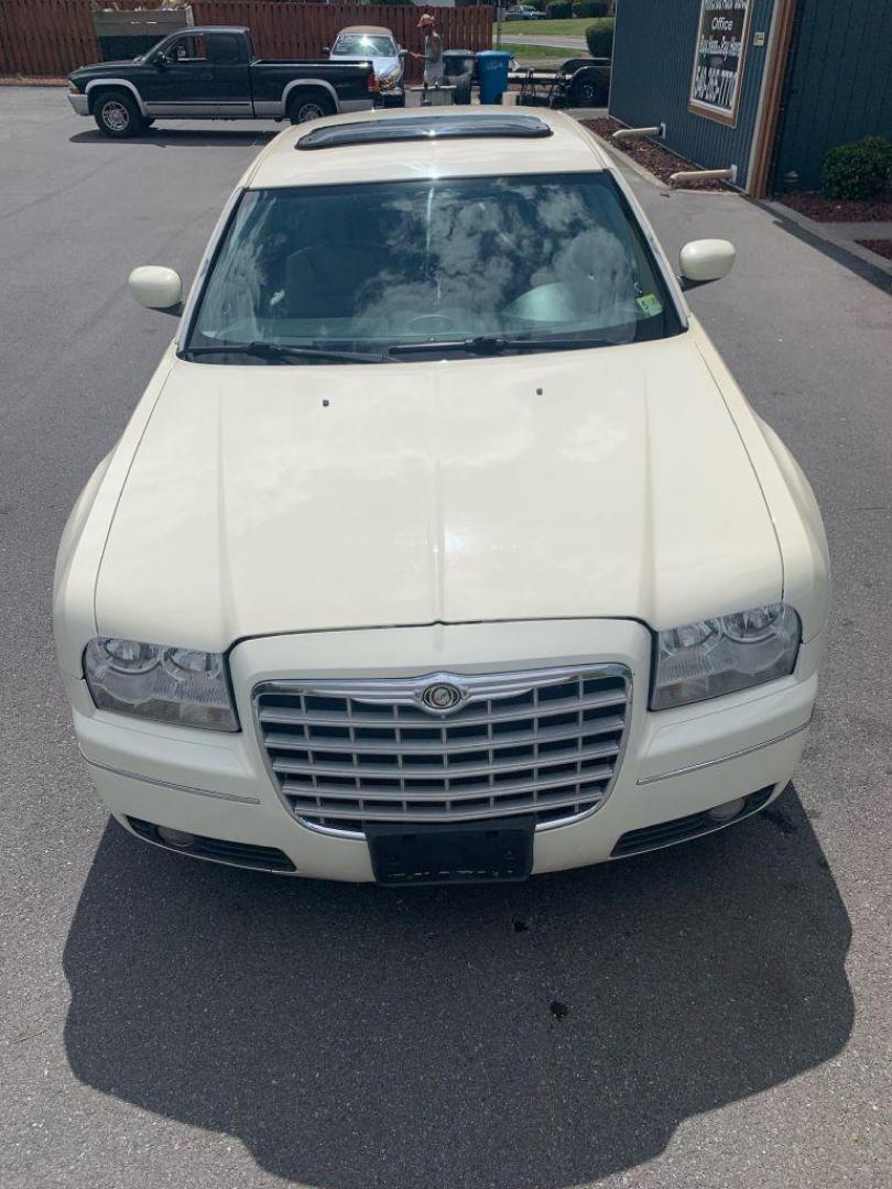 2005 WHITE CHRYSLER 300 TOURING (2C3AA53GX5H) with an 3.5L engine, Automatic transmission, located at 2514 Williamson Rd NE, Roanoke, VA, 24012, (540) 265-7770, 37.294636, -79.936249 - Photo#9