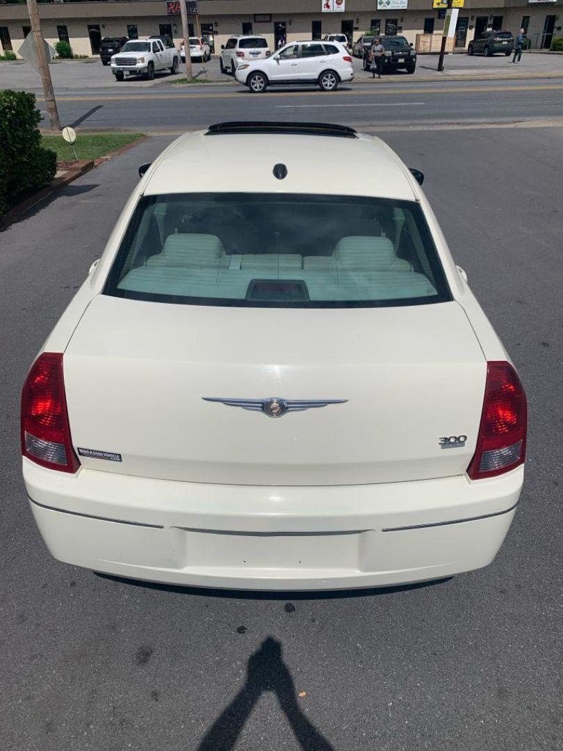 2005 WHITE CHRYSLER 300 TOURING (2C3AA53GX5H) with an 3.5L engine, Automatic transmission, located at 2514 Williamson Rd NE, Roanoke, VA, 24012, (540) 265-7770, 37.294636, -79.936249 - Photo#10