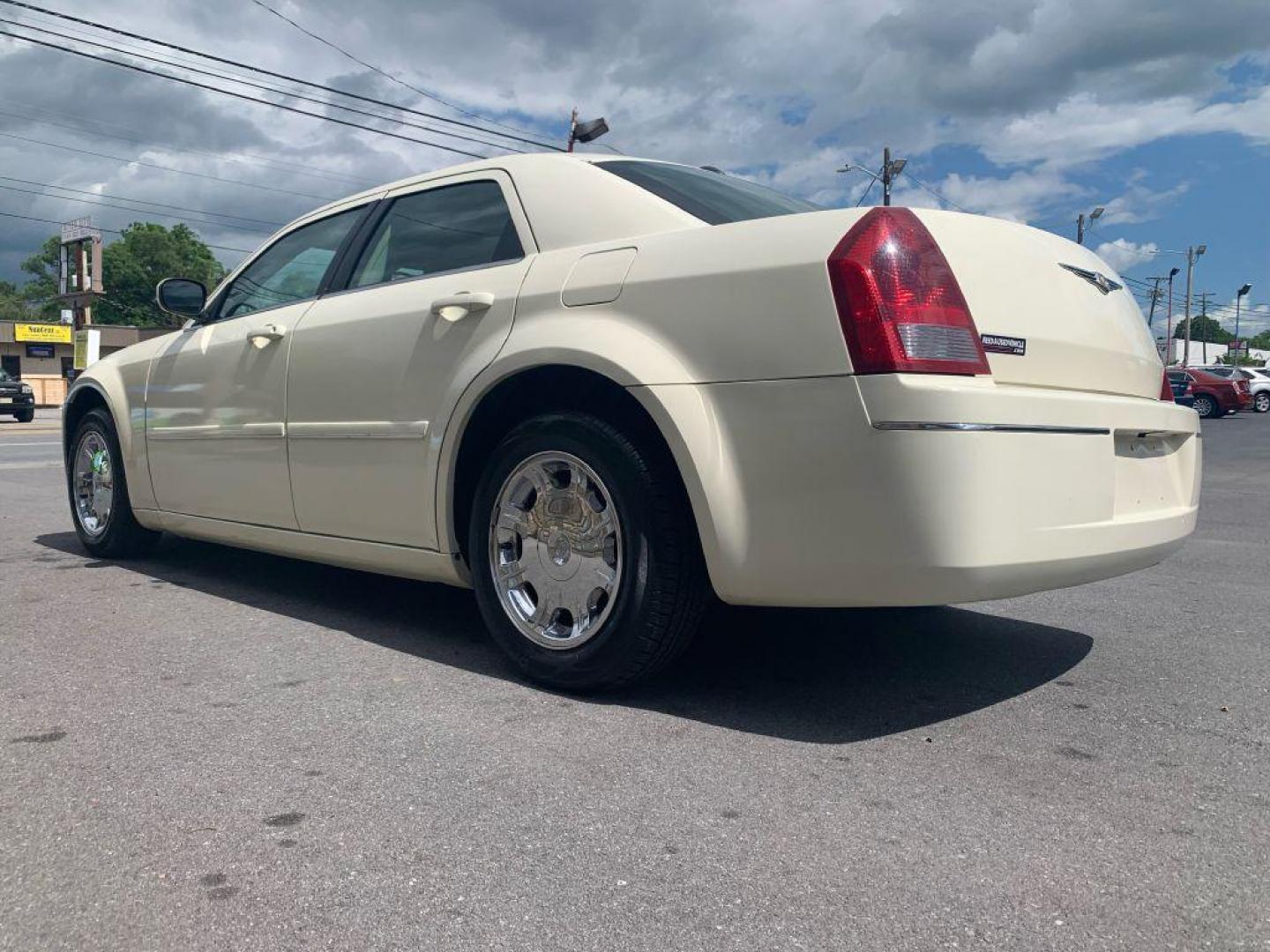 2005 WHITE CHRYSLER 300 TOURING (2C3AA53GX5H) with an 3.5L engine, Automatic transmission, located at 2514 Williamson Rd NE, Roanoke, VA, 24012, (540) 265-7770, 37.294636, -79.936249 - Photo#1