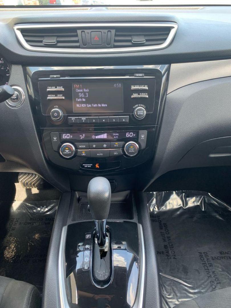 2015 SILVER NISSAN ROGUE S (KNMAT2MV7FP) with an 2.5L engine, Continuously Variable transmission, located at 2514 Williamson Rd NE, Roanoke, VA, 24012, (540) 265-7770, 37.294636, -79.936249 - Photo#5