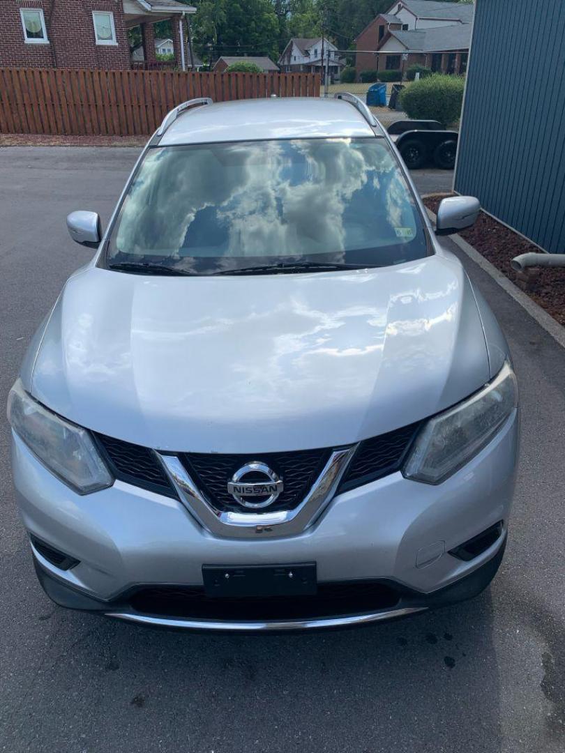 2015 SILVER NISSAN ROGUE S (KNMAT2MV7FP) with an 2.5L engine, Continuously Variable transmission, located at 2514 Williamson Rd NE, Roanoke, VA, 24012, (540) 265-7770, 37.294636, -79.936249 - Photo#8