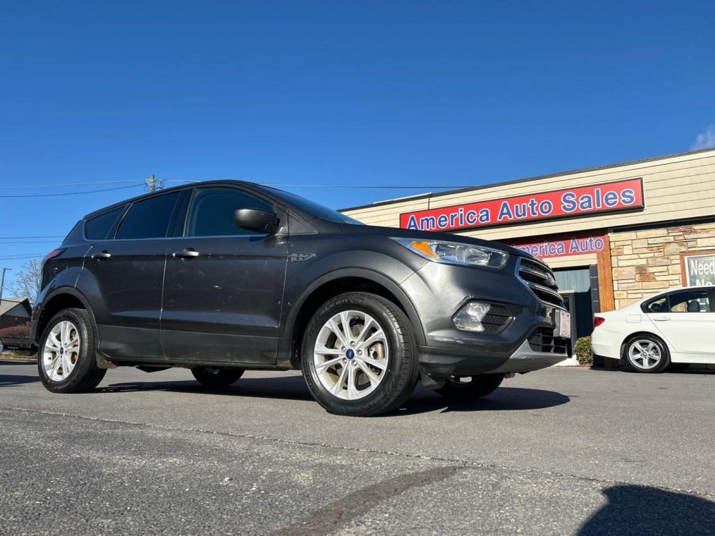 2017 GRAY FORD ESCAPE SE (1FMCU9GD7HU) with an 1.5L engine, Automatic transmission, located at 2514 Williamson Rd NE, Roanoke, VA, 24012, (540) 265-7770, 37.294636, -79.936249 - Photo#0