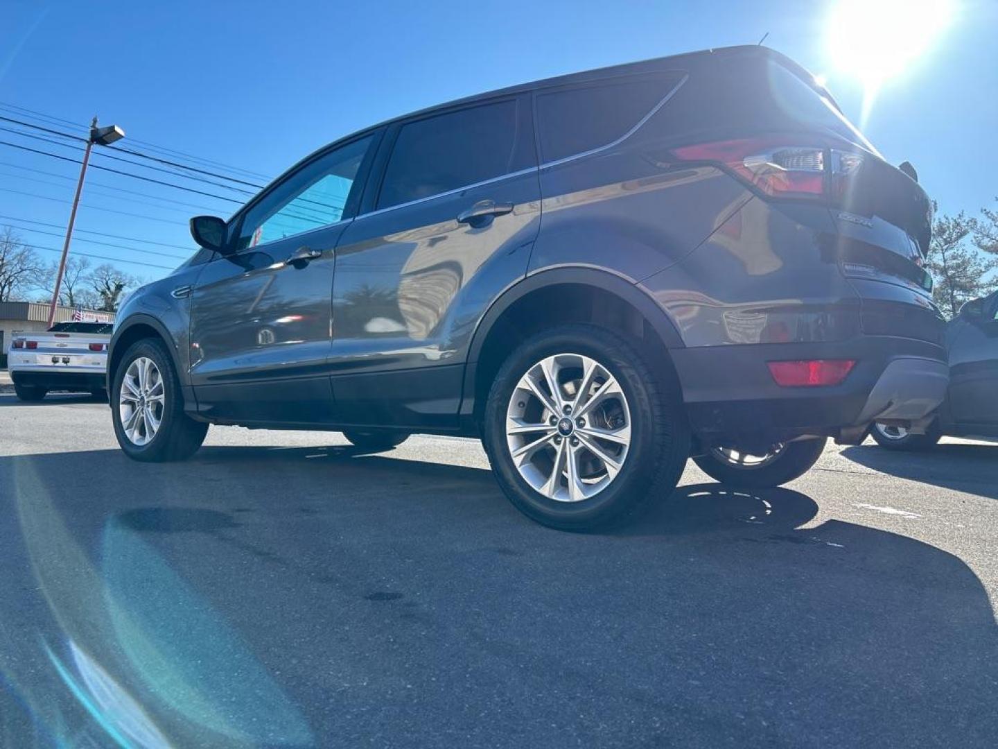 2017 GRAY FORD ESCAPE SE (1FMCU9GD7HU) with an 1.5L engine, Automatic transmission, located at 2514 Williamson Rd NE, Roanoke, VA, 24012, (540) 265-7770, 37.294636, -79.936249 - Photo#1