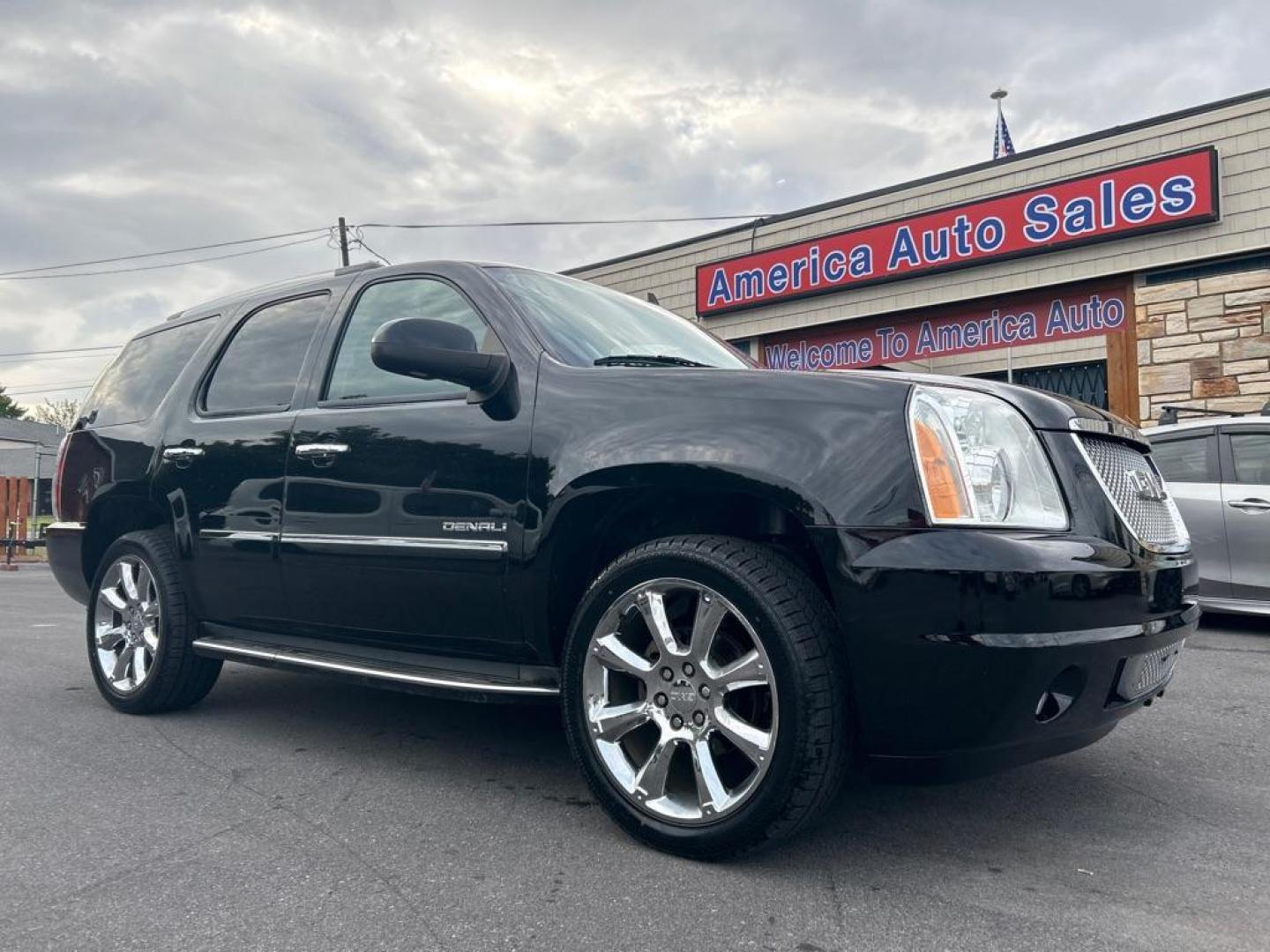 2013 BLACK GMC YUKON DENALI (1GKS2EEF9DR) with an 6.2L engine, Automatic transmission, located at 2514 Williamson Rd NE, Roanoke, VA, 24012, (540) 265-7770, 37.294636, -79.936249 - Photo#0