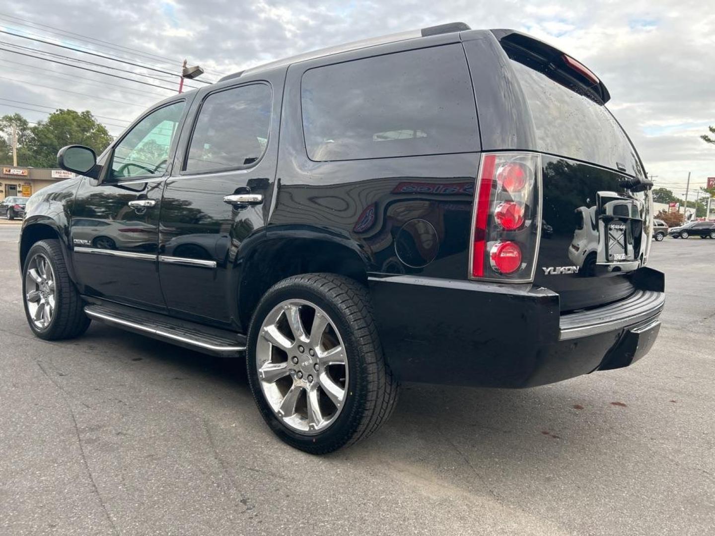 2013 BLACK GMC YUKON DENALI (1GKS2EEF9DR) with an 6.2L engine, Automatic transmission, located at 2514 Williamson Rd NE, Roanoke, VA, 24012, (540) 265-7770, 37.294636, -79.936249 - Photo#2