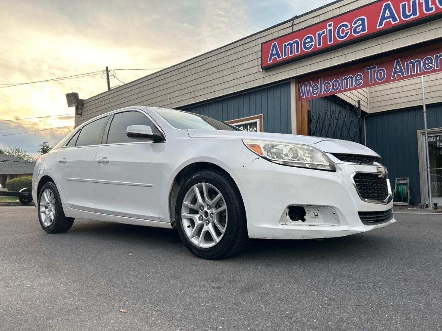 2015 WHITE CHEVROLET MALIBU 1LT (1G11C5SL6FF) with an 2.5L engine, Automatic transmission, located at 2514 Williamson Rd NE, Roanoke, VA, 24012, (540) 265-7770, 37.294636, -79.936249 - Photo#0