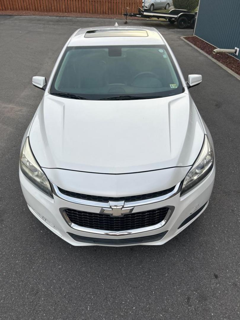 2015 WHITE CHEVROLET MALIBU 1LT (1G11C5SL6FF) with an 2.5L engine, Automatic transmission, located at 2514 Williamson Rd NE, Roanoke, VA, 24012, (540) 265-7770, 37.294636, -79.936249 - Photo#10