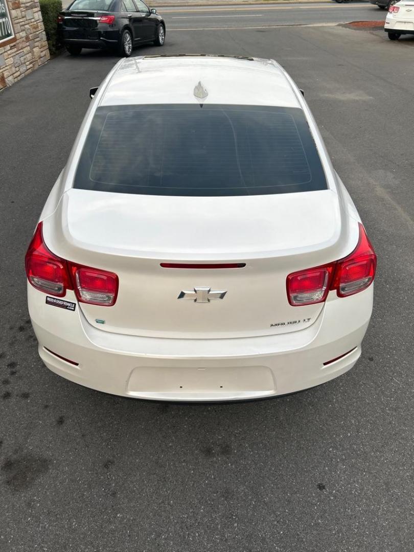 2015 WHITE CHEVROLET MALIBU 1LT (1G11C5SL6FF) with an 2.5L engine, Automatic transmission, located at 2514 Williamson Rd NE, Roanoke, VA, 24012, (540) 265-7770, 37.294636, -79.936249 - Photo#11