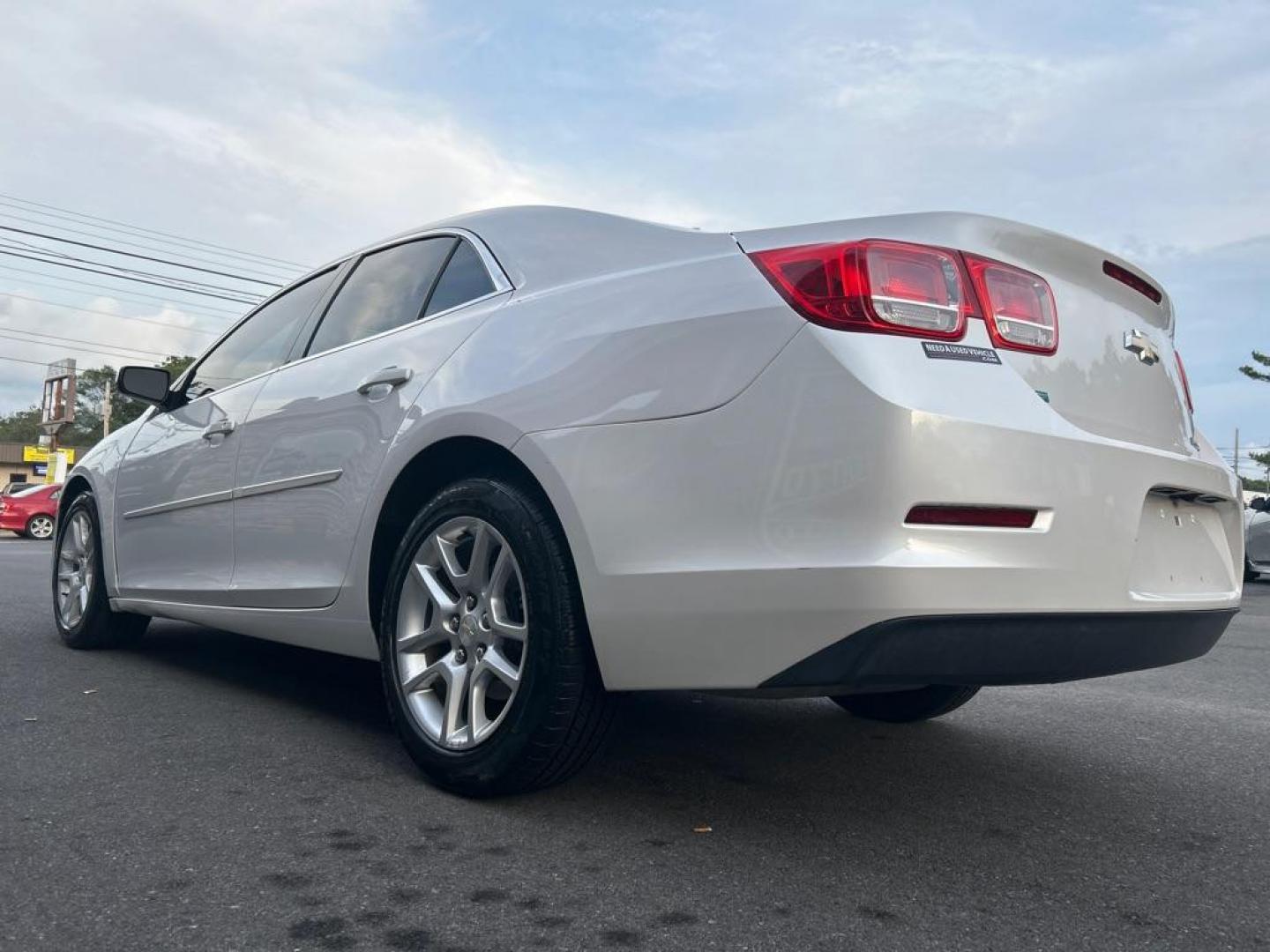 2015 WHITE CHEVROLET MALIBU 1LT (1G11C5SL6FF) with an 2.5L engine, Automatic transmission, located at 2514 Williamson Rd NE, Roanoke, VA, 24012, (540) 265-7770, 37.294636, -79.936249 - Photo#1