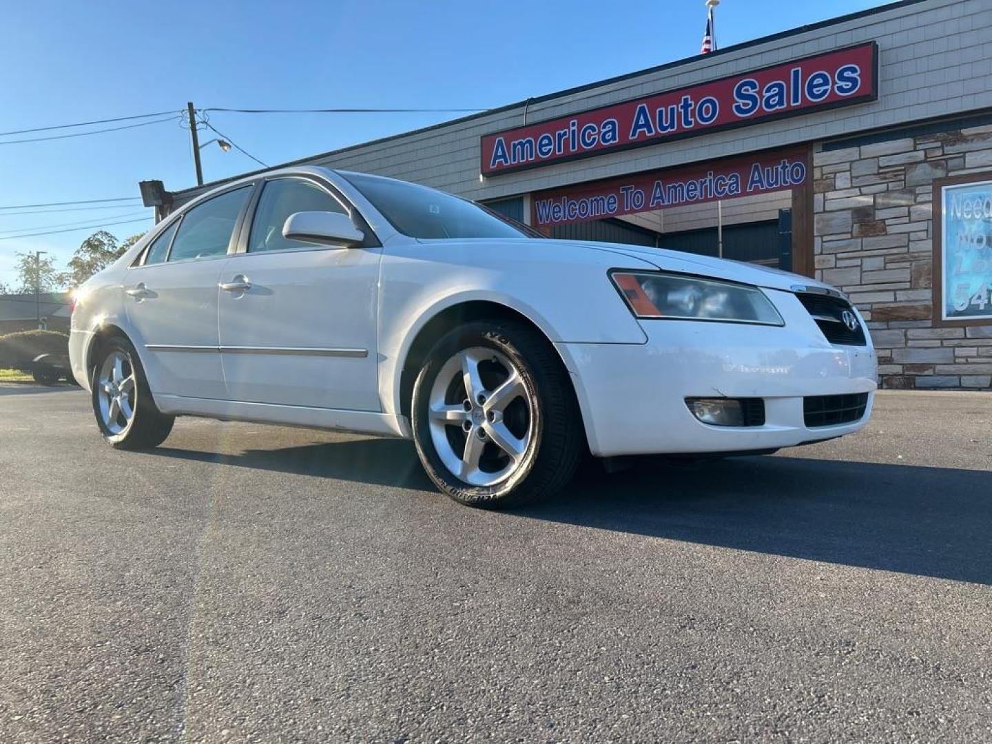 2008 WHITE HYUNDAI SONATA SE (5NPEU46FX8H) with an 3.3L engine, Automatic transmission, located at 2514 Williamson Rd NE, Roanoke, VA, 24012, (540) 265-7770, 37.294636, -79.936249 - NO CREDIT CHECK FINANCING WITH ONLY $1400 DOWN PAYMENT!!!! Check out our website www.needausedvehicle.com for our No Credit Check/ In House Financing options!! No Credit Check Available!!! In House Financing Available!!! All Clean Title Vehicles (no Salvaged or flooded vehicles ever on our lot)! - Photo#0