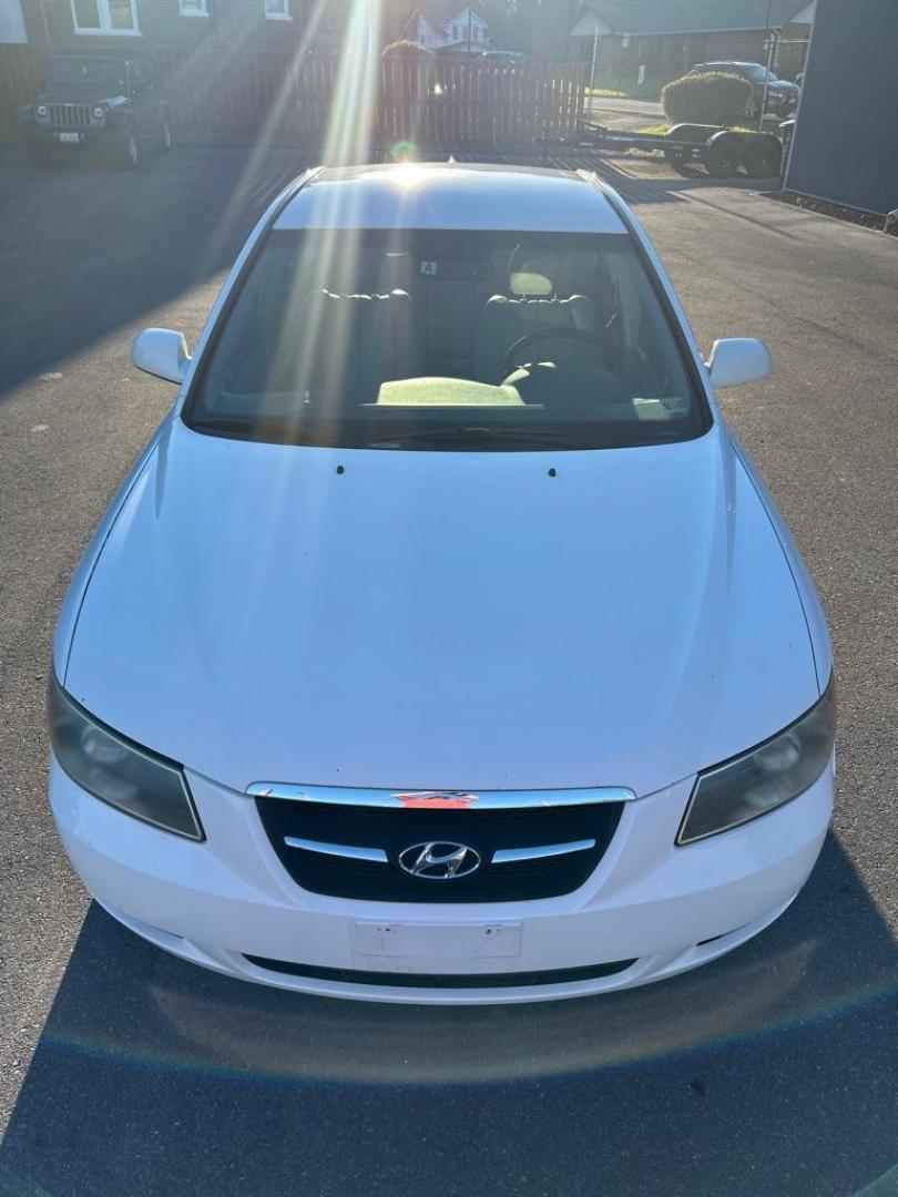 2008 WHITE HYUNDAI SONATA SE (5NPEU46FX8H) with an 3.3L engine, Automatic transmission, located at 2514 Williamson Rd NE, Roanoke, VA, 24012, (540) 265-7770, 37.294636, -79.936249 - NO CREDIT CHECK FINANCING WITH ONLY $1400 DOWN PAYMENT!!!! Check out our website www.needausedvehicle.com for our No Credit Check/ In House Financing options!! No Credit Check Available!!! In House Financing Available!!! All Clean Title Vehicles (no Salvaged or flooded vehicles ever on our lot)! - Photo#1