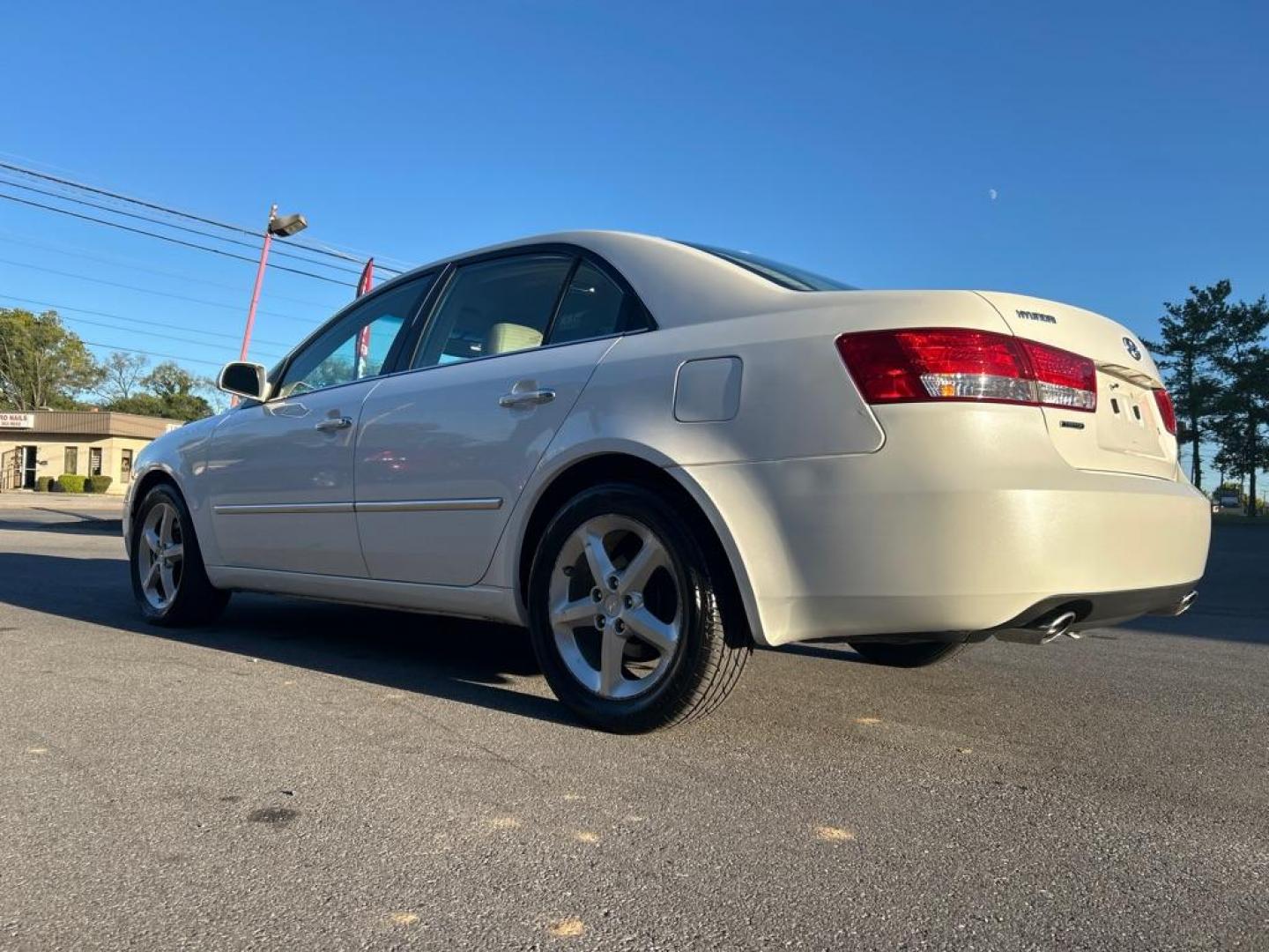 2008 WHITE HYUNDAI SONATA SE (5NPEU46FX8H) with an 3.3L engine, Automatic transmission, located at 2514 Williamson Rd NE, Roanoke, VA, 24012, (540) 265-7770, 37.294636, -79.936249 - NO CREDIT CHECK FINANCING WITH ONLY $1400 DOWN PAYMENT!!!! Check out our website www.needausedvehicle.com for our No Credit Check/ In House Financing options!! No Credit Check Available!!! In House Financing Available!!! All Clean Title Vehicles (no Salvaged or flooded vehicles ever on our lot)! - Photo#2