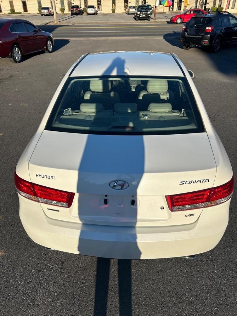 2008 WHITE HYUNDAI SONATA SE (5NPEU46FX8H) with an 3.3L engine, Automatic transmission, located at 2514 Williamson Rd NE, Roanoke, VA, 24012, (540) 265-7770, 37.294636, -79.936249 - NO CREDIT CHECK FINANCING WITH ONLY $1400 DOWN PAYMENT!!!! Check out our website www.needausedvehicle.com for our No Credit Check/ In House Financing options!! No Credit Check Available!!! In House Financing Available!!! All Clean Title Vehicles (no Salvaged or flooded vehicles ever on our lot)! - Photo#3