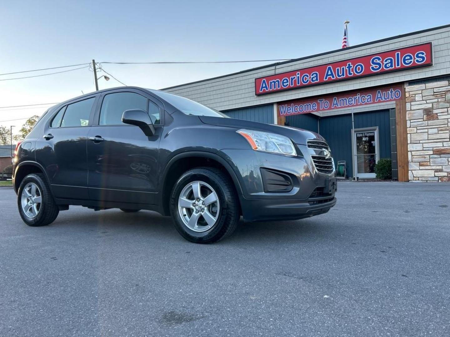 2016 GRAY CHEVROLET TRAX LS (3GNCJNSBXGL) with an 1.4L engine, Automatic transmission, located at 2514 Williamson Rd NE, Roanoke, VA, 24012, (540) 265-7770, 37.294636, -79.936249 - Photo#0