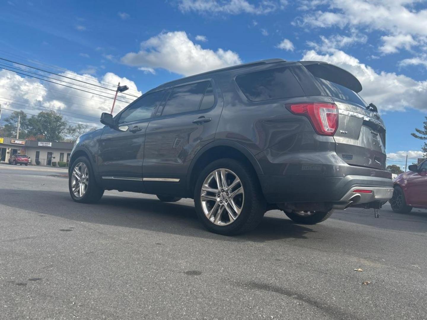 2016 GRAY FORD EXPLORER XLT (1FM5K8D85GG) with an 3.5L engine, Automatic transmission, located at 2514 Williamson Rd NE, Roanoke, VA, 24012, (540) 265-7770, 37.294636, -79.936249 - Photo#2