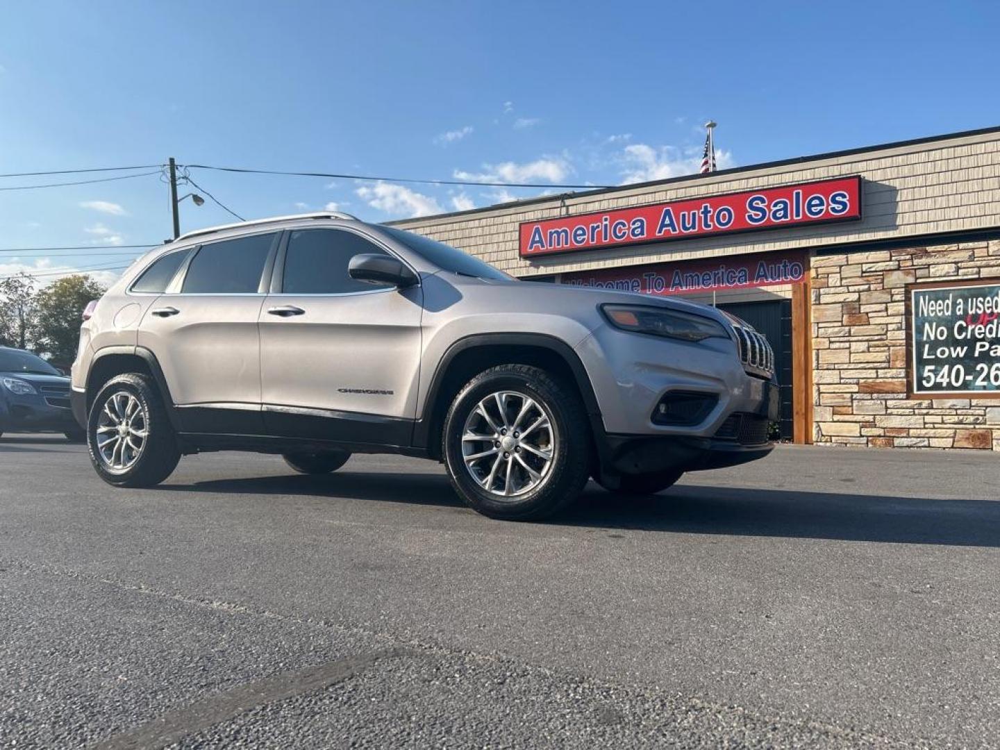 2019 SILVER JEEP CHEROKEE LATITUDE PLUS (1C4PJMLB5KD) with an 2.4L engine, Automatic transmission, located at 2514 Williamson Rd NE, Roanoke, VA, 24012, (540) 265-7770, 37.294636, -79.936249 - Photo#0