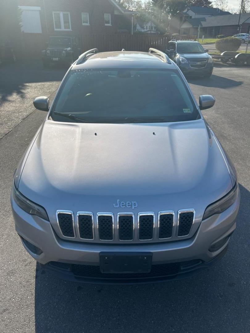 2019 SILVER JEEP CHEROKEE LATITUDE PLUS (1C4PJMLB5KD) with an 2.4L engine, Automatic transmission, located at 2514 Williamson Rd NE, Roanoke, VA, 24012, (540) 265-7770, 37.294636, -79.936249 - Photo#8