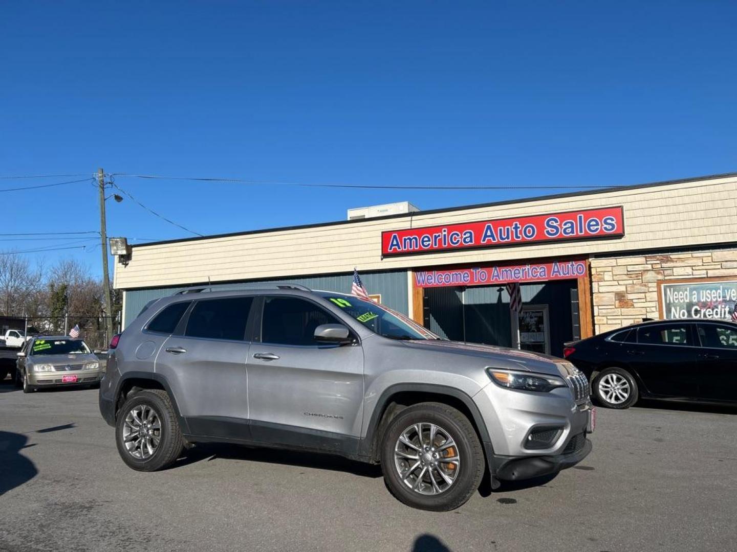 2019 SILVER JEEP CHEROKEE LATITUDE PLUS (1C4PJMLB5KD) with an 2.4L engine, Automatic transmission, located at 2514 Williamson Rd NE, Roanoke, VA, 24012, (540) 265-7770, 37.294636, -79.936249 - Photo#0