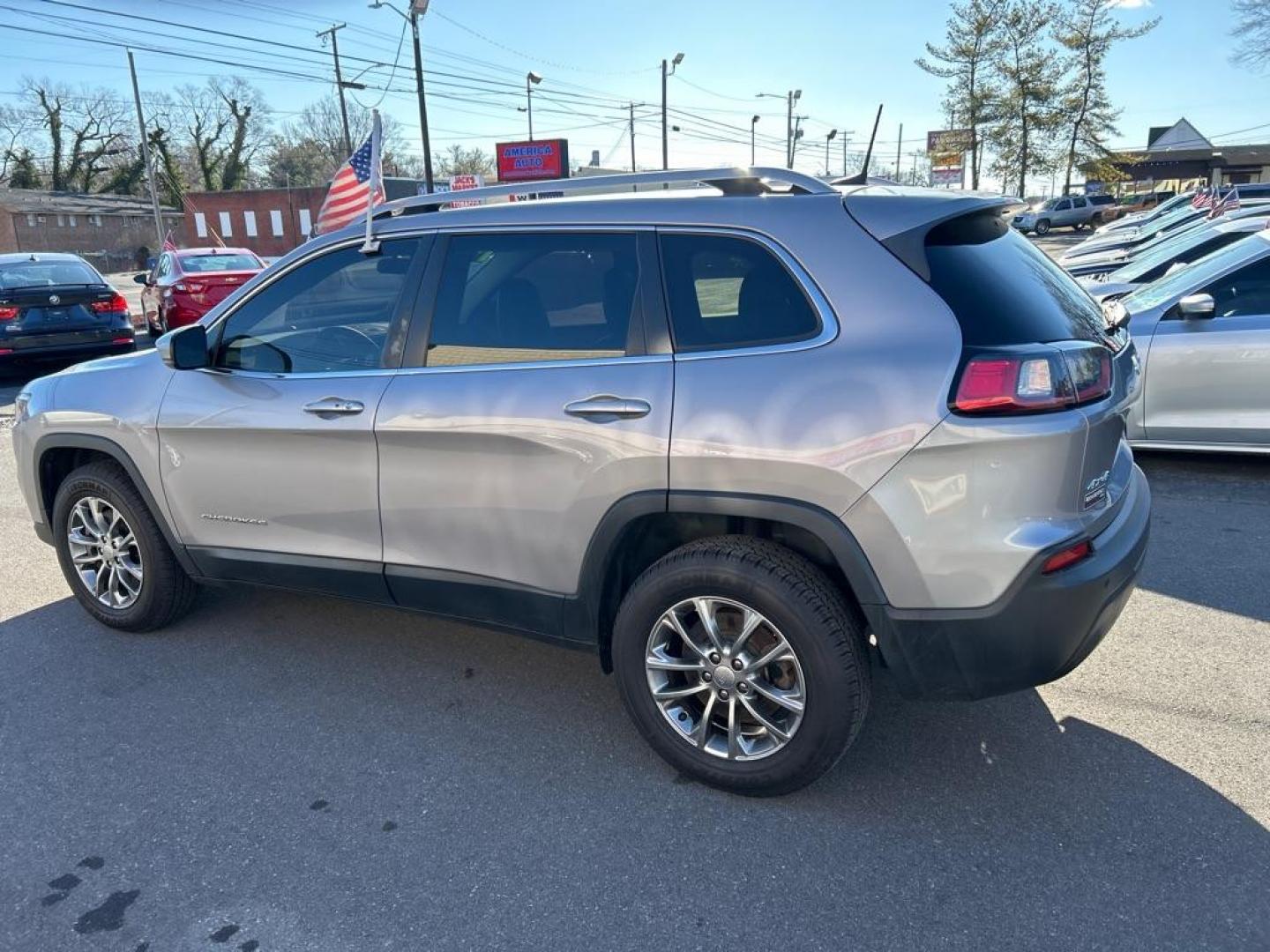 2019 SILVER JEEP CHEROKEE LATITUDE PLUS (1C4PJMLB5KD) with an 2.4L engine, Automatic transmission, located at 2514 Williamson Rd NE, Roanoke, VA, 24012, (540) 265-7770, 37.294636, -79.936249 - Photo#1