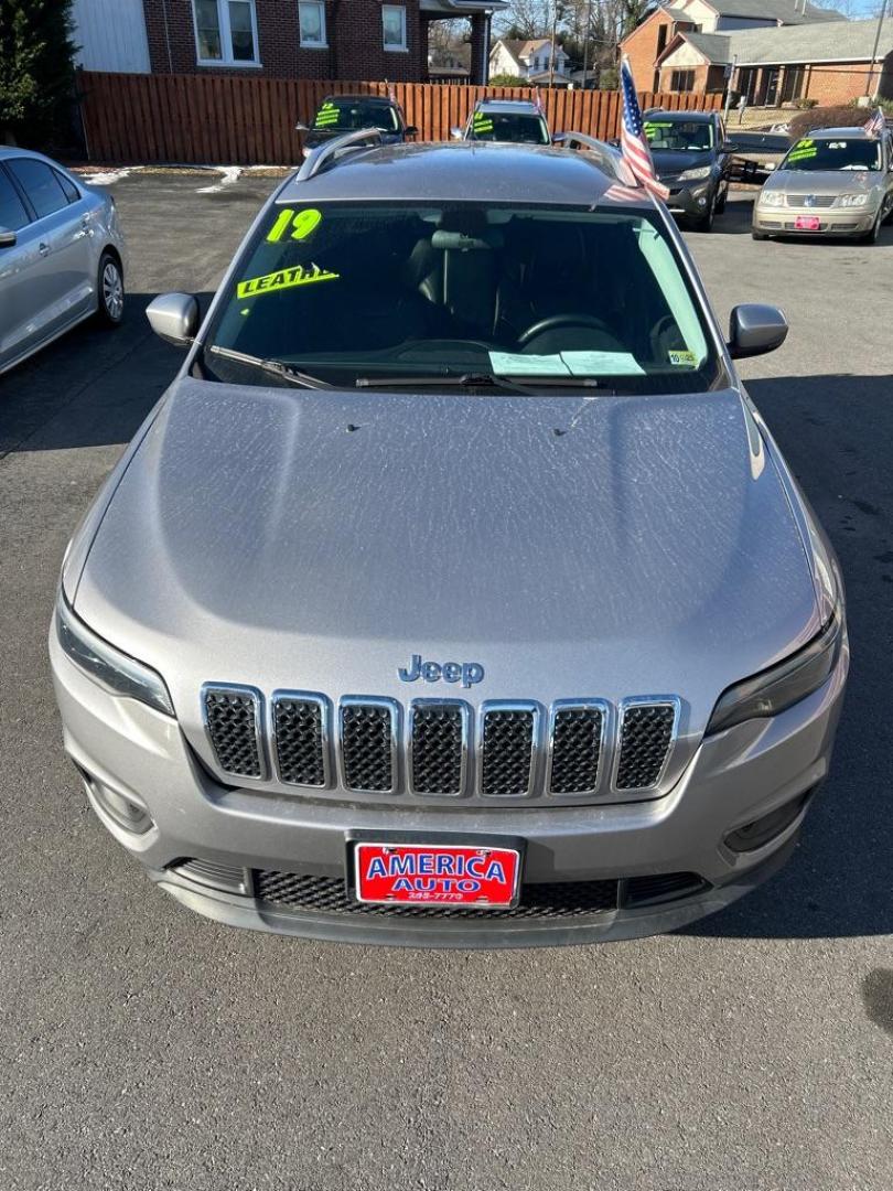 2019 SILVER JEEP CHEROKEE LATITUDE PLUS (1C4PJMLB5KD) with an 2.4L engine, Automatic transmission, located at 2514 Williamson Rd NE, Roanoke, VA, 24012, (540) 265-7770, 37.294636, -79.936249 - Photo#10