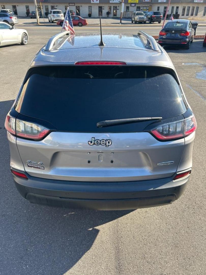 2019 SILVER JEEP CHEROKEE LATITUDE PLUS (1C4PJMLB5KD) with an 2.4L engine, Automatic transmission, located at 2514 Williamson Rd NE, Roanoke, VA, 24012, (540) 265-7770, 37.294636, -79.936249 - Photo#11